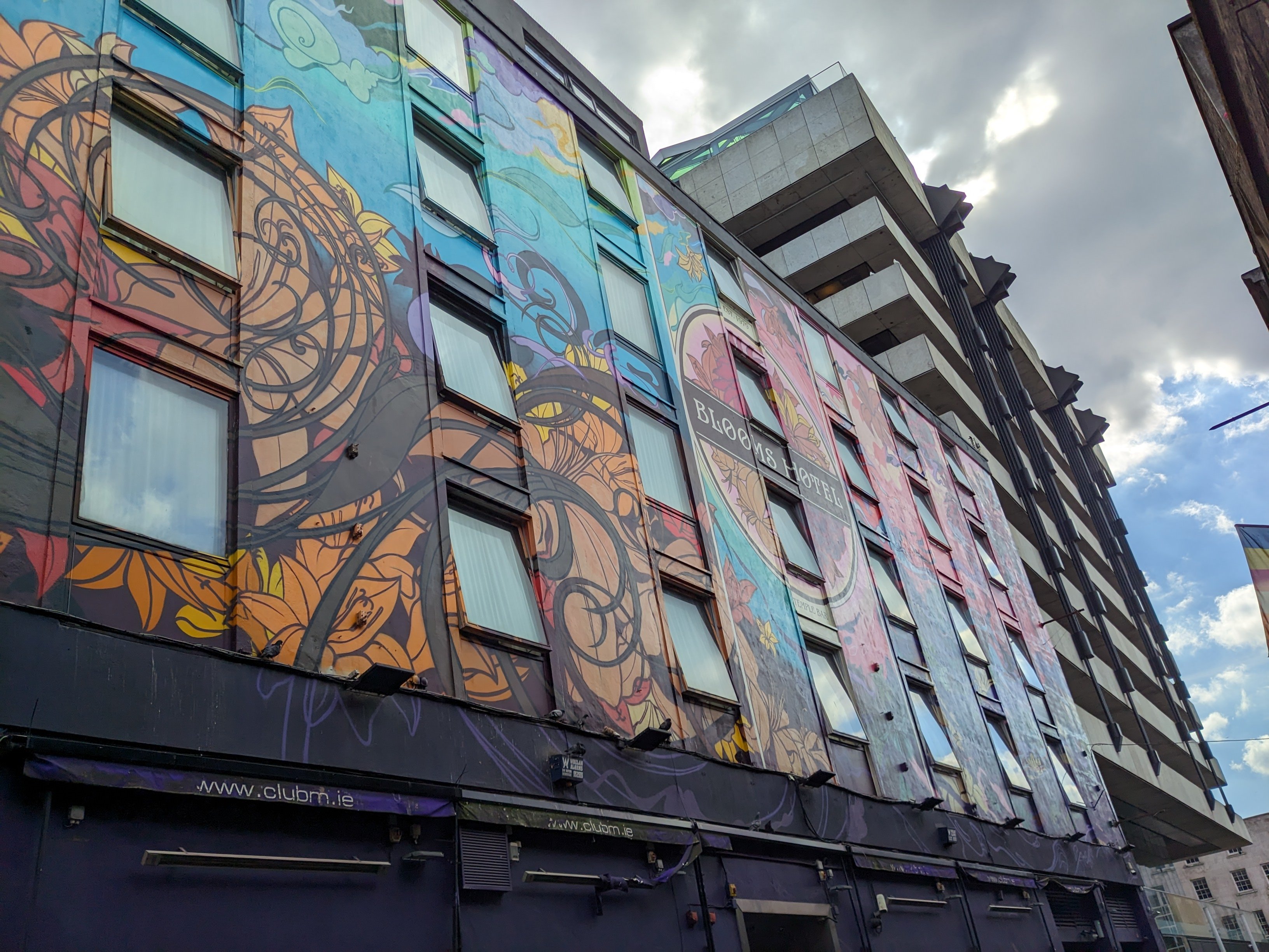 A hotel with a dope mural near the place of the workshop